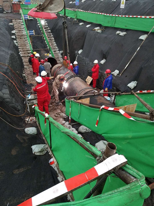 三聯(lián)磁電管道消磁-東北石油換管作業(yè)區(qū)-管道消磁完成，管口焊接